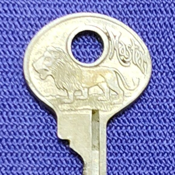 Master Lock M2 Walking Lion Master Key Brass P662 Vintage Collectible Circa 1930 - Picture 3 of 4